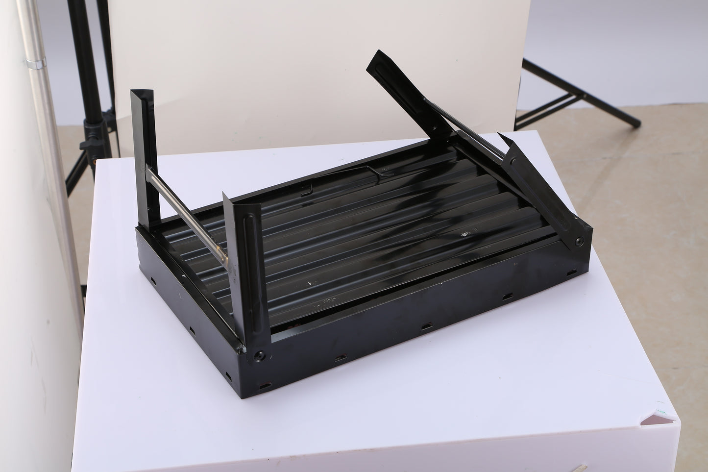 Fold‑Flat Charcoal Grill with Lid, Ventilation & Carry Handle