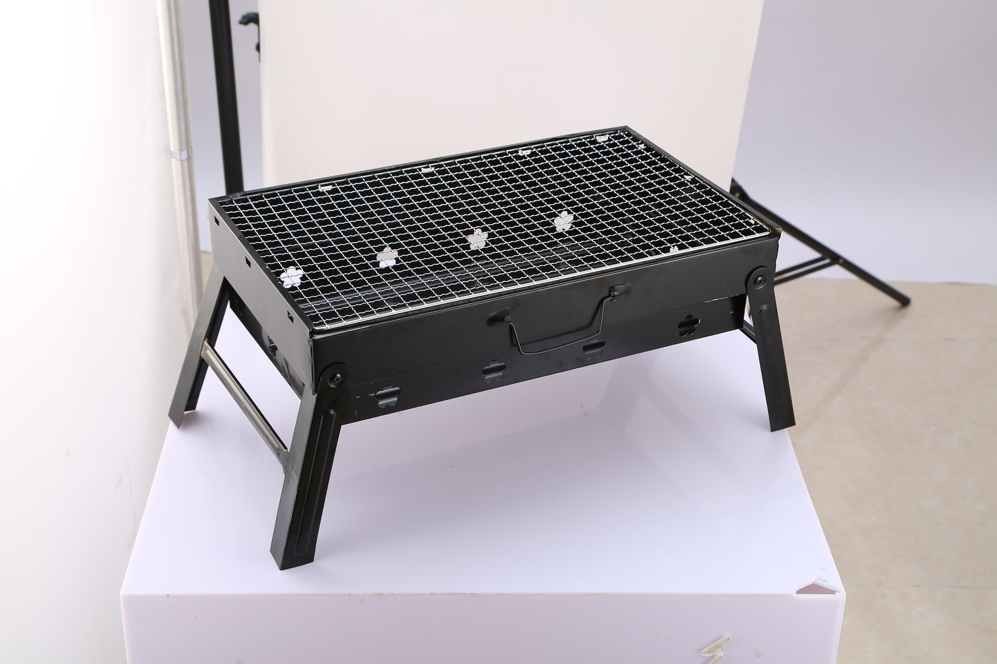 Fold‑Flat Charcoal Grill with Lid, Ventilation & Carry Handle